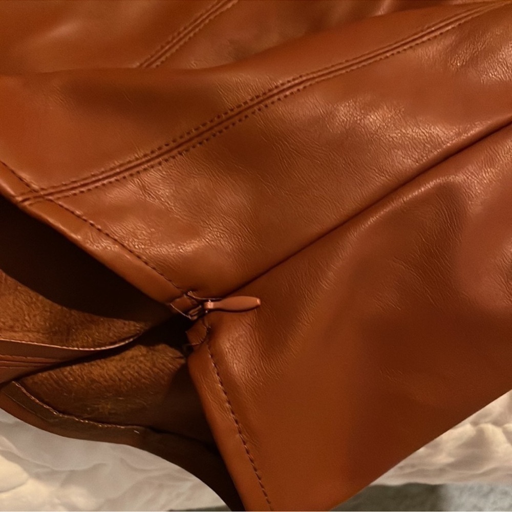 Gradey Faux Leather Puff Sleeve Top NWT - Picture 4 of 4